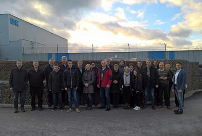 Gruppenfoto vor dem Schulungszentrum von „Bischof + Klein“ in Konzell