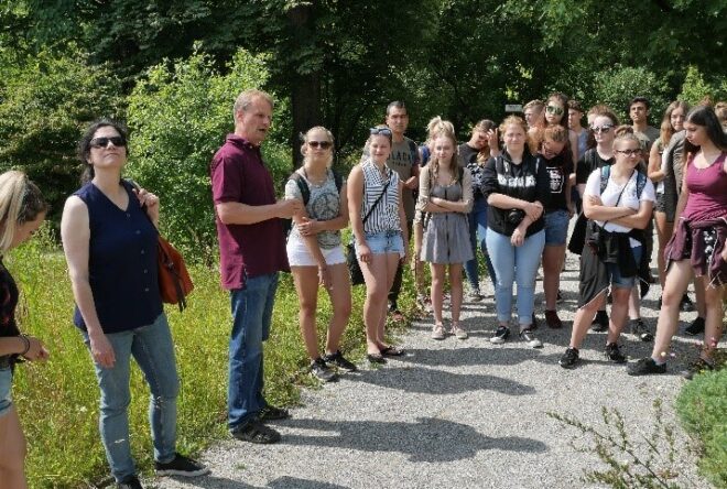 Schüler der 10. Klasse beim Besuch im Botanischen Garten