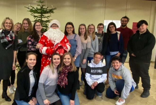 Schüler der K 11 mit dem Nikolaus