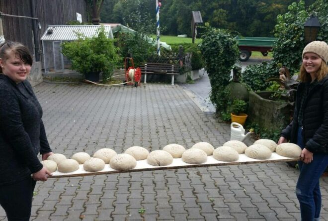 zwei Schülerinnen beim Brotbacken