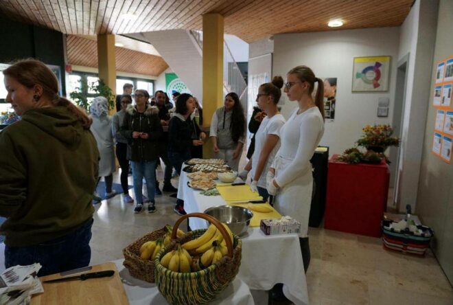 Schüler mit dem Buffet