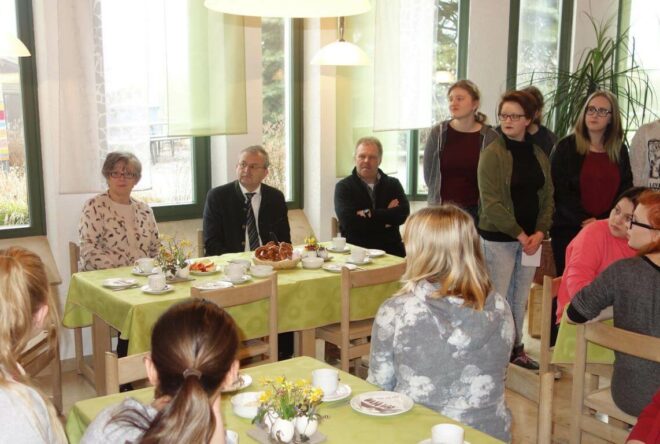 Fairtrade-Schulteam und Besucher vor dem Frühstück