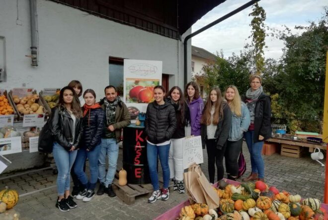 Schüler der 11. Klasse beim Besuch des Schreyerhof in Atting