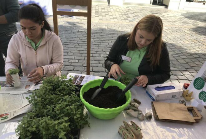 zwei Schülerinnen der Klasse EV 12 beim Schrannenmarkt am Straubinger Stadtplatz