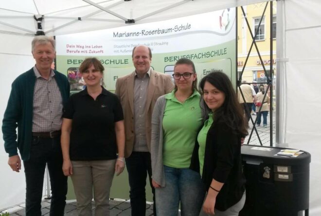 Gruppenfoto mit Schulleiter Herr OStD Herr Dilger und Außenstellenleiter Herr StD Haaga