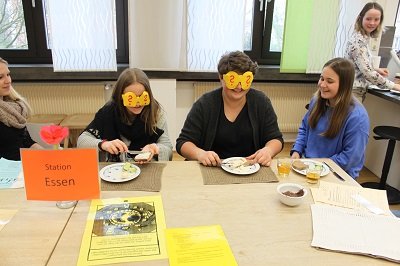 Schülerinnen der K 11 bei der Station "blind essen"