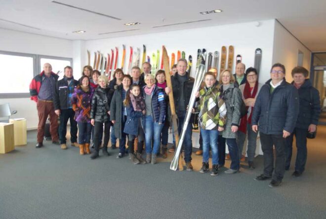 Gruppenfoto beim Besuch der Skifabrik Völkl