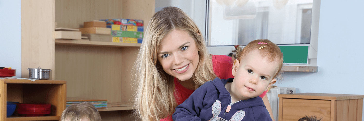 Kinderpflegerin mit einem Kleinkind