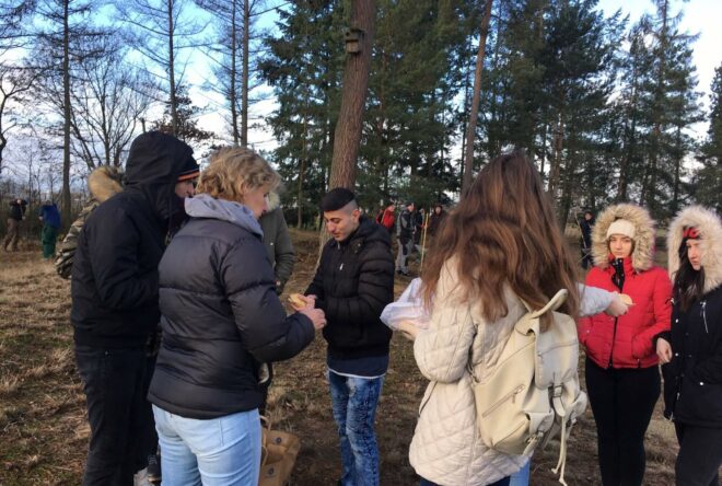 Schüler beim Silbergrasprojekt im Gebiet des Hafens Straubing-Sand