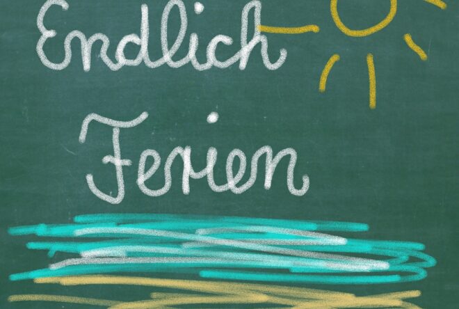 Tafel mit "Endlich Ferien"