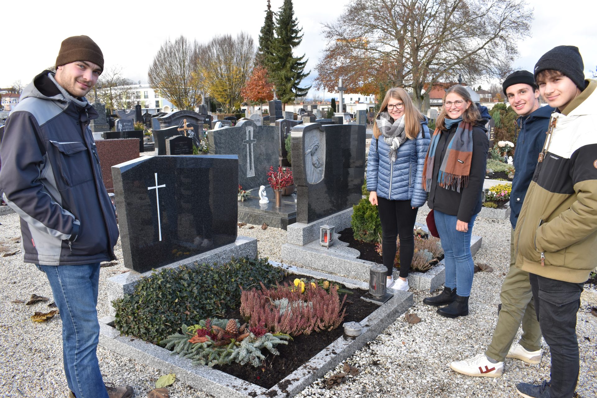 Junggärtner besuchen den Friedhof!