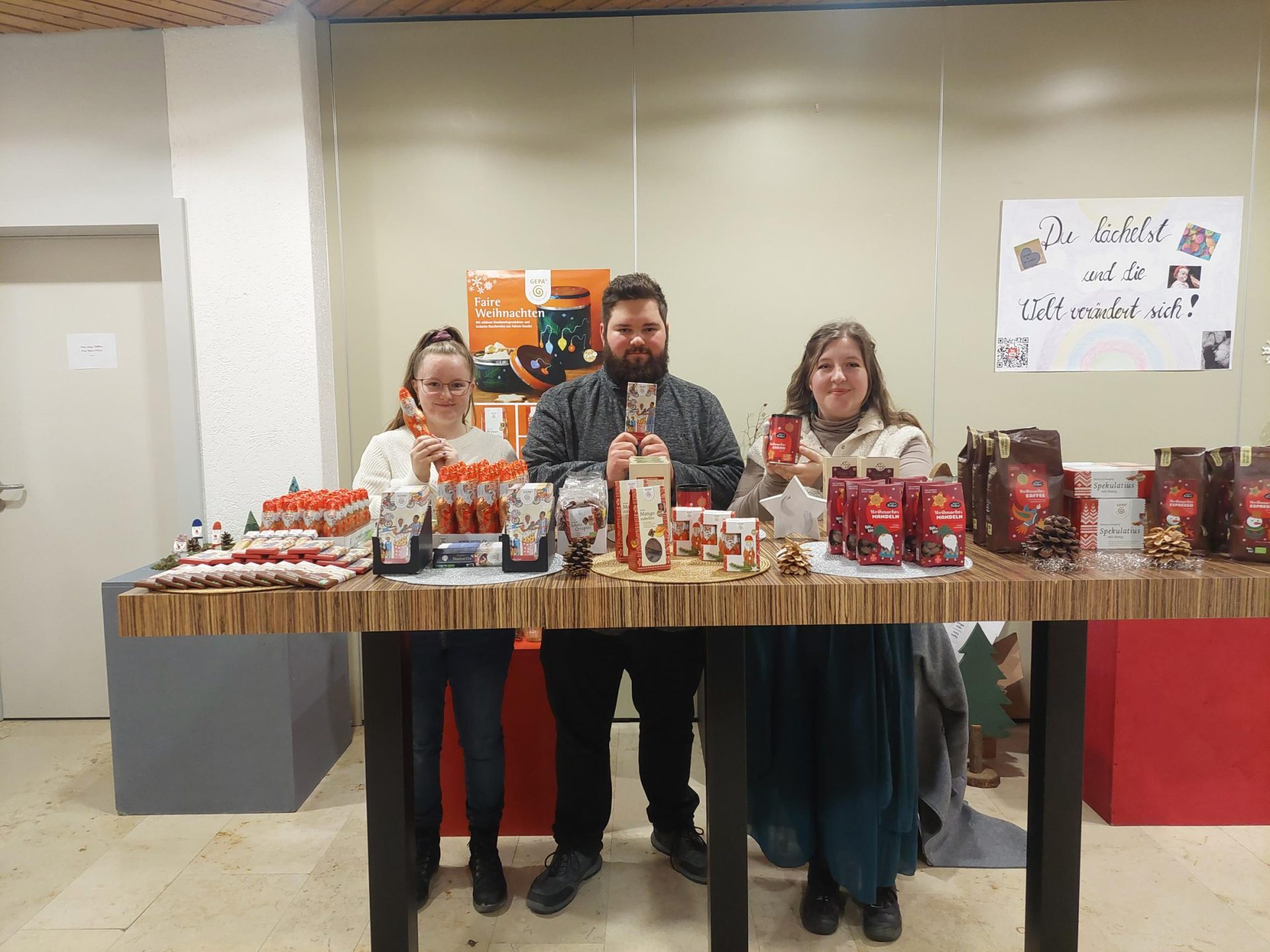 Das Fairtrade-Team verkauft faire Weihnachtsschokolade