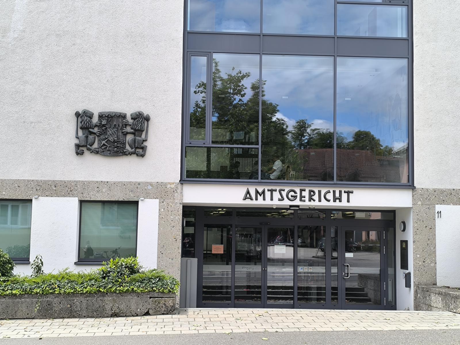Landschaftsgärtner besuchen eine Gerichtsverhandlung