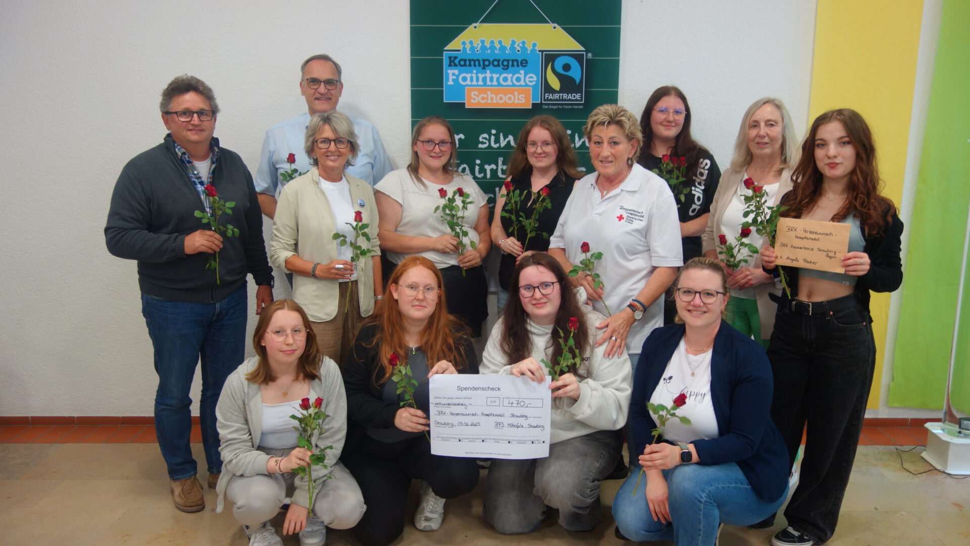 Fairtrade-Team unterstützt Herzenswunschmobil mit Spende