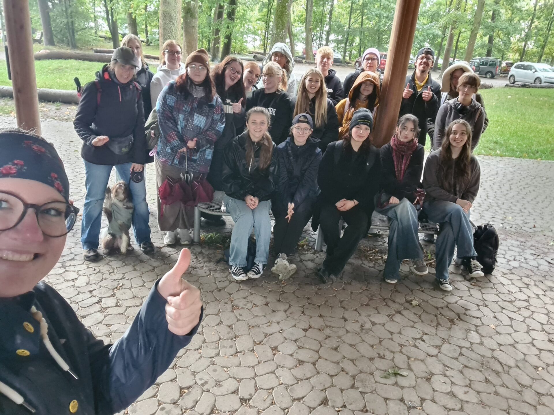 Pitschnass, aber glücklich – Wandertag im Straubinger Tiergarten