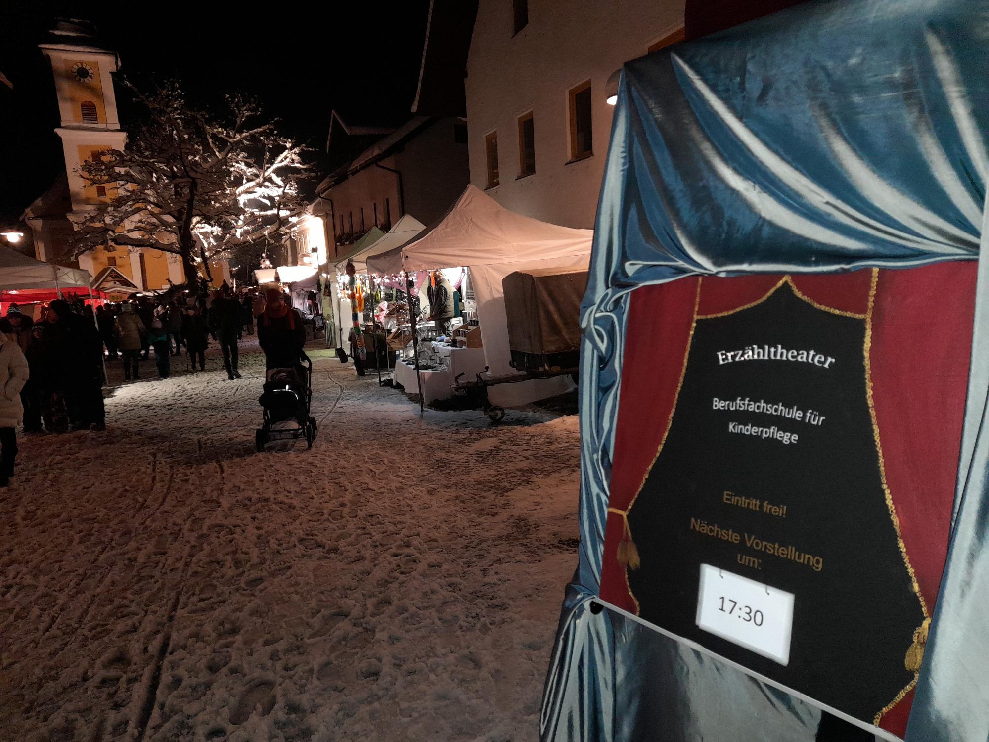 Vorhang auf für das Erzähltheater am Weihnachtsmarkt Mitterfels – Kommen Sie mit Ihren Kindern am 30.11.25 von 11 – 16 Uhr zu uns und lassen Sie sich verzaubern