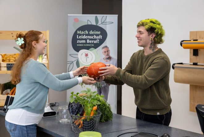 Schüler übergibt Kürbis - Florist