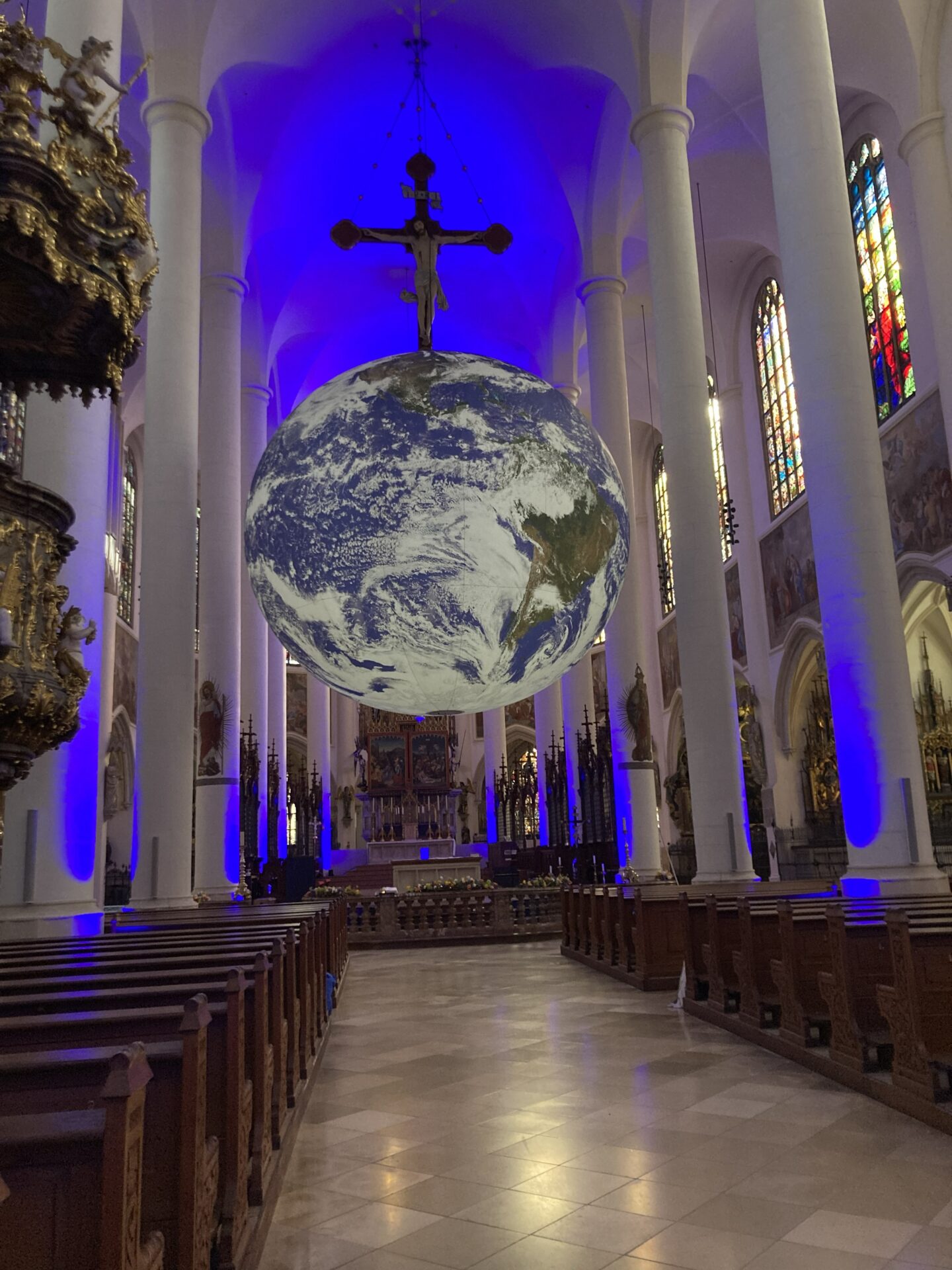  „GAIA“ in der Basilika St. Jakob  und Blumen, die leise vom Frühling erzählen