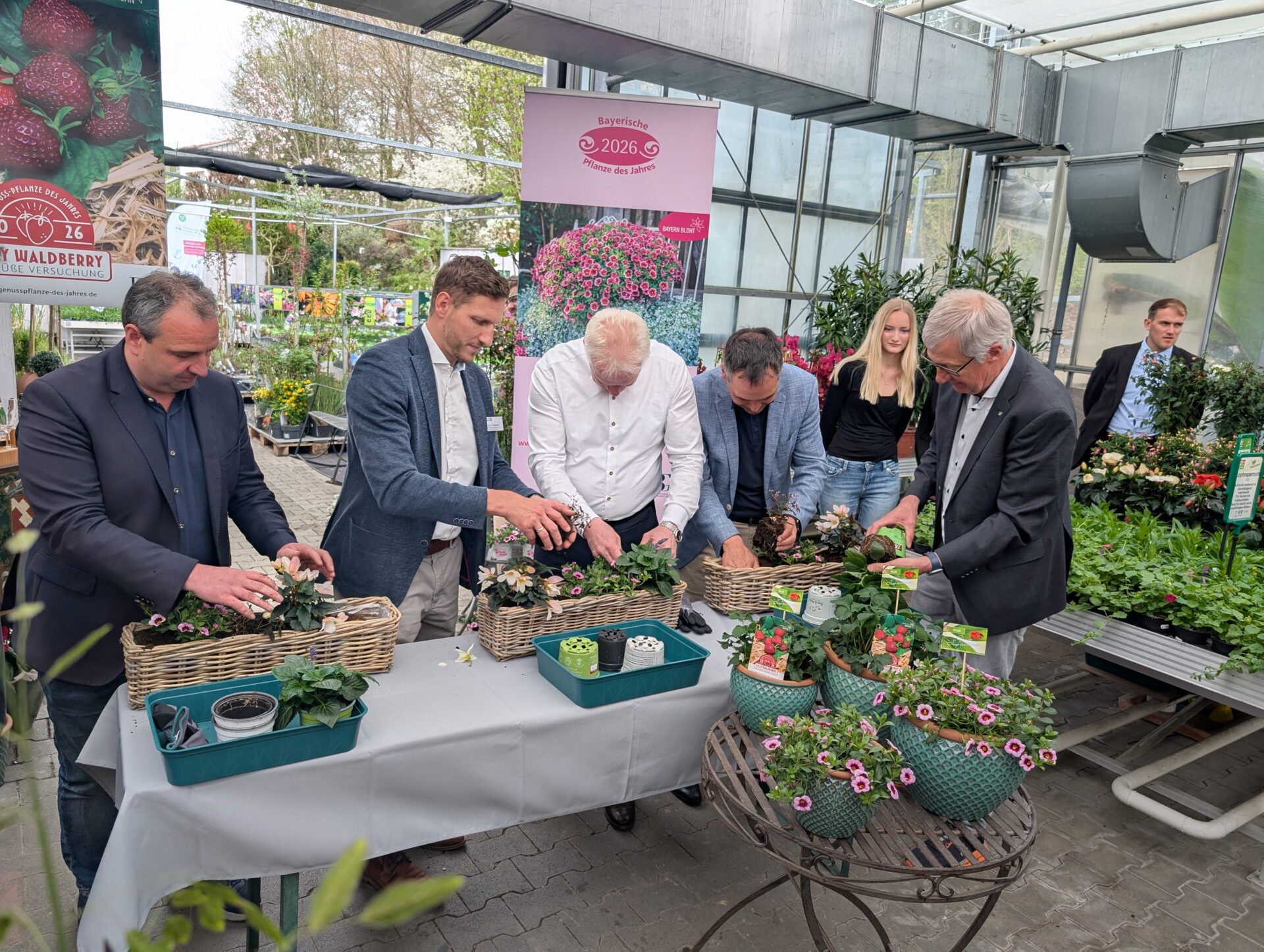 Alois Rainer tauft „Feenstaub“ und „Lilly Waldberry“ zu Pflanze des Jahres 2026 in der Gärtnerei Öller in Ortenburg