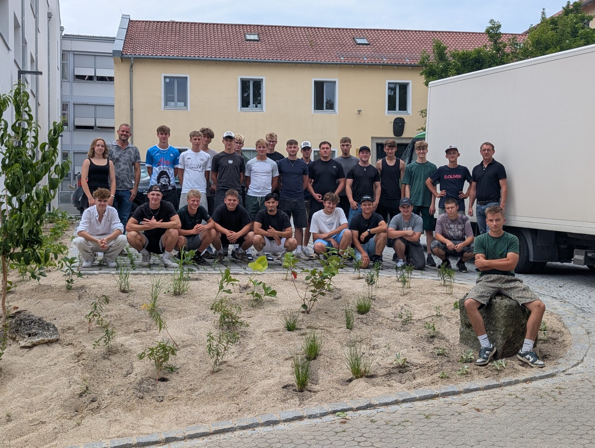 Schülerinnen und Schüler der Marianne-Rosenbaum-Schule legen neue Außenanlagen der Joseph-von-Fraunhofer-Schule an
